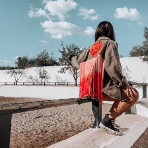 chaqueta personalizada con flor y flecos