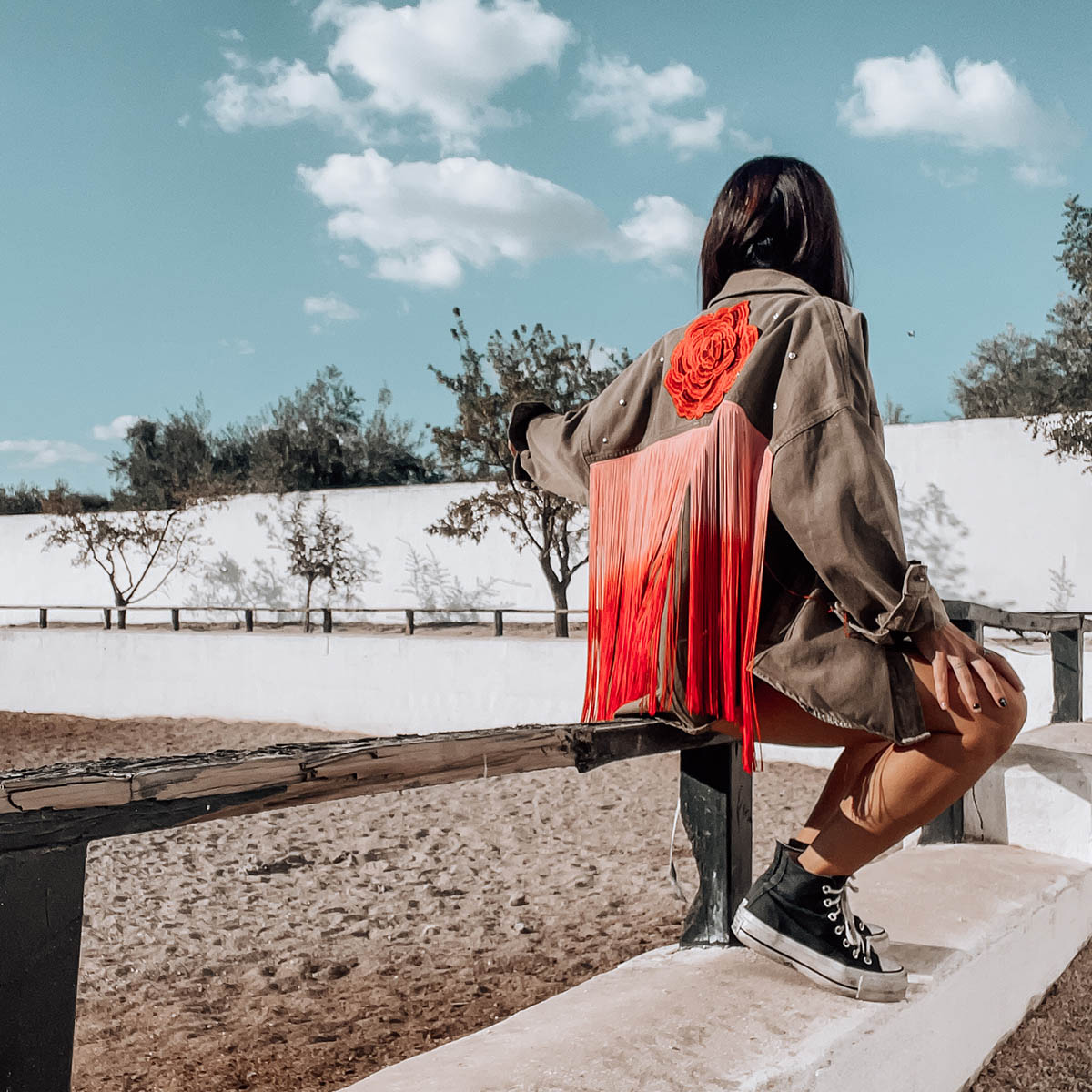 chaqueta personalizada con flor y flecos