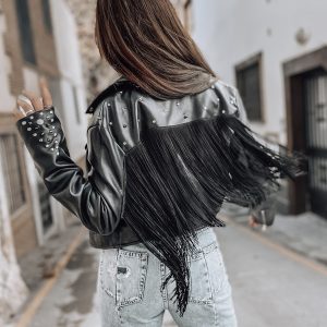 chaqueta flecos tachuelas