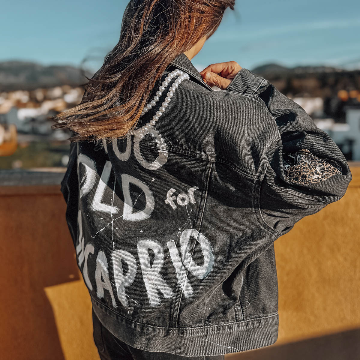 Chaqueta vaquera personalizada pintada a mano con perlas y tigres bordados. Una prenda única con mensaje original y detalles artesanales.